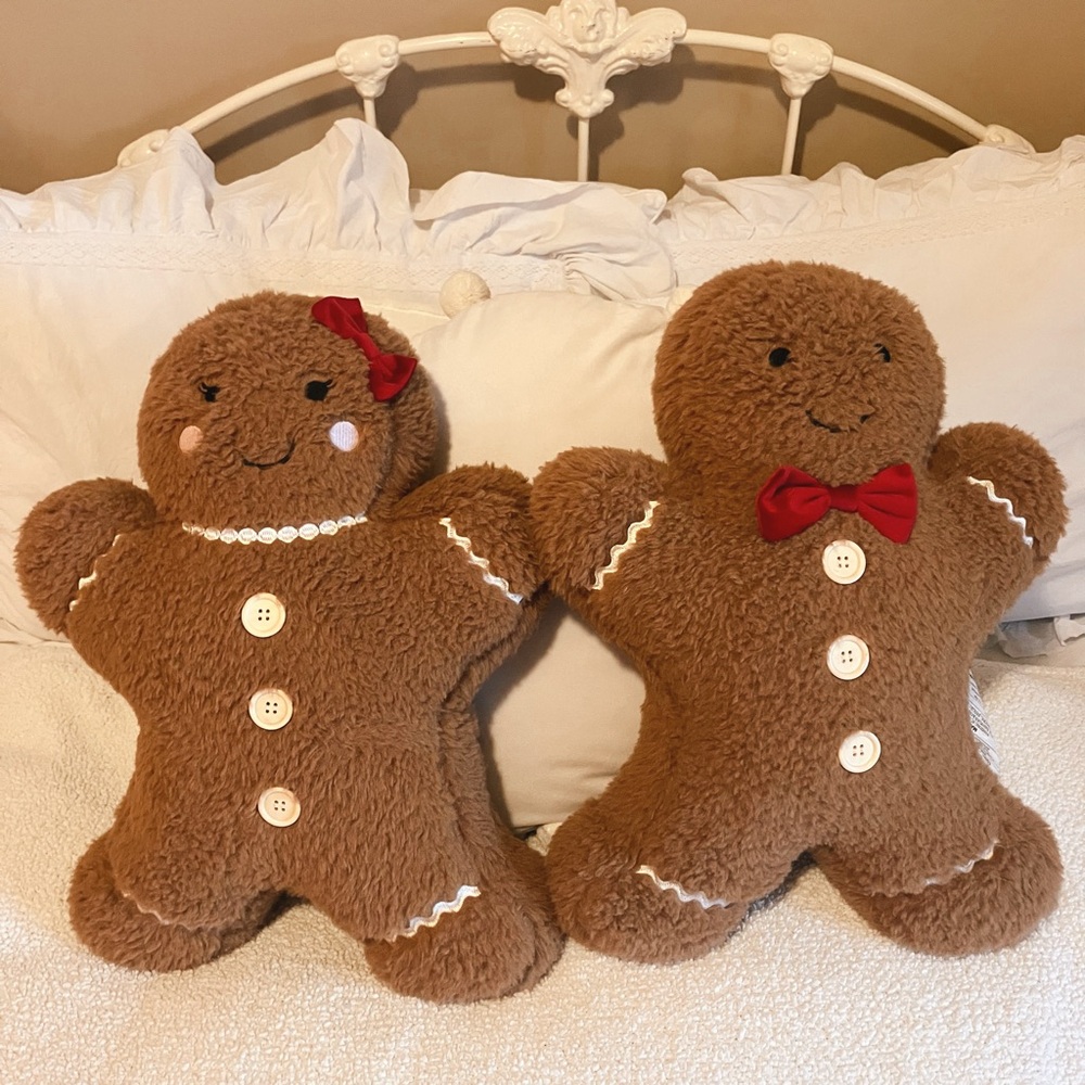 Cupcakes & Cashmere Gingerbread Pillow Set